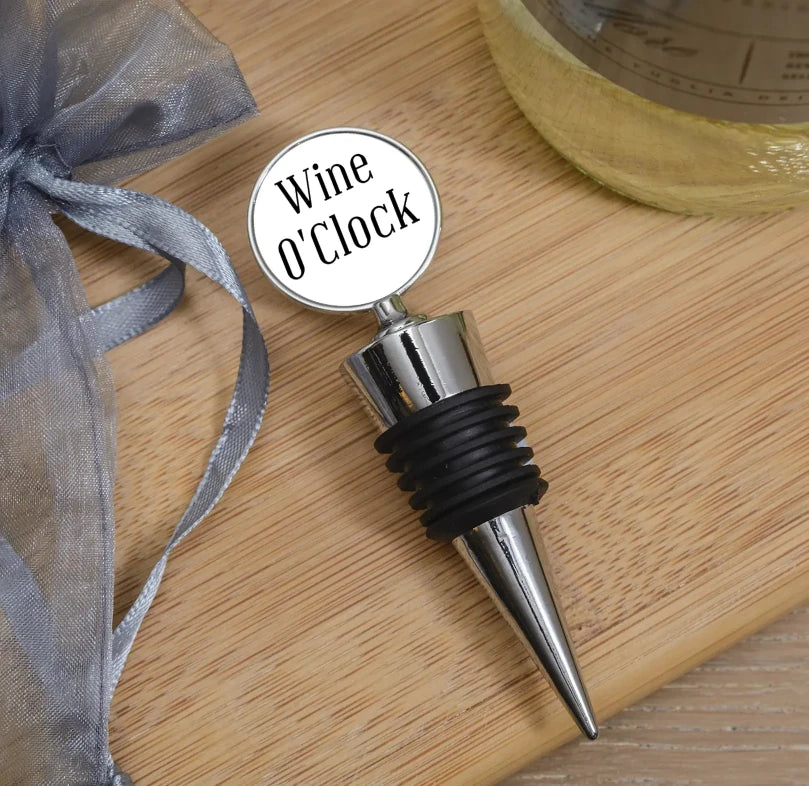 Stopiwr Potel 'Wine O’Clock' ar gefndir pren