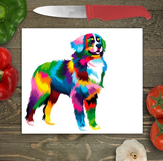 Bwrdd Torri Gwydr Ci Bernese Mountain Dog ar wyneb gwaith cegin