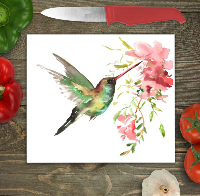 Bwrdd Torri Gwydr Aderyn Hummingbird a Blodau Pinc ar wyneb gwaith cegin