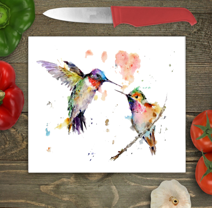 Bwrdd Torri Gwydr Pâr o Adar Hummingbird Dyfrlliw ar wyneb gwaith cegin