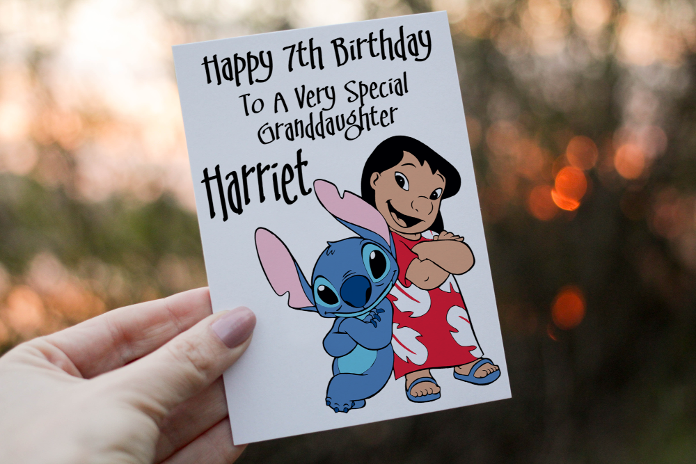 Cerdyn Pen-blwydd Lilo a Stitch – enghraifft o'r dyluniad personol