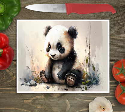 Bwrdd Torri Gwydr Panda Bach ar wyneb gwaith cegin