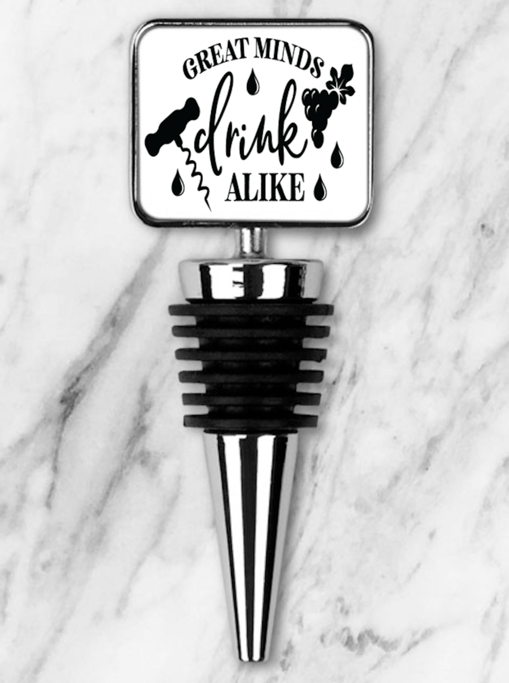 Stopiwr Potel 'Great Minds Drink Alike' mewn golwg agos ar gefndir marmor golau
