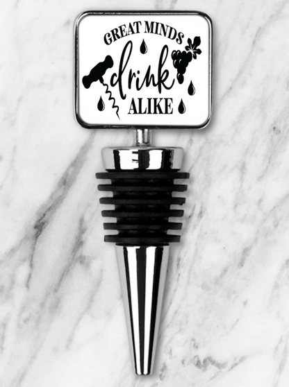 Stopiwr Potel 'Great Minds Drink Alike' mewn golwg agos ar gefndir marmor golau