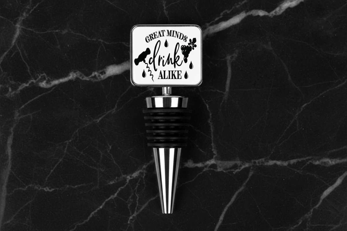 Stopiwr Potel 'Great Minds Drink Alike' ar gefndir marmor du