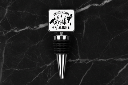 Stopiwr Potel 'Great Minds Drink Alike' ar gefndir marmor du