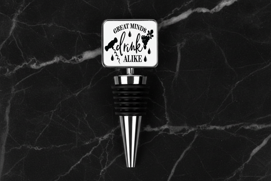 Stopiwr Potel 'Great Minds Drink Alike' ar gefndir marmor du