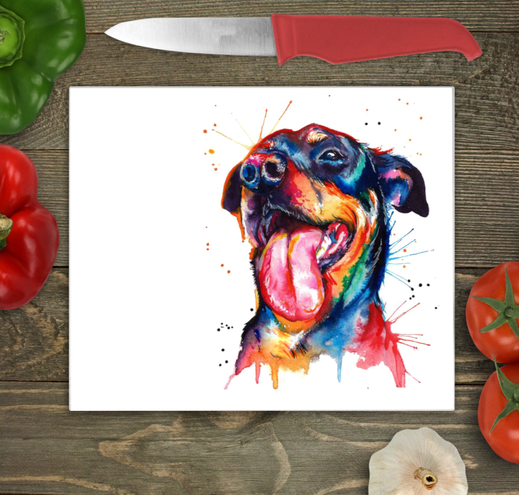 Bwrdd Torri Gwydr Ci Rottweiler ar wyneb gwaith cegin