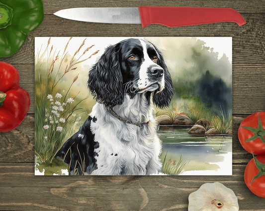 Bwrdd Torri Gwydr Ci Spaniel Du a Gwyn ar wyneb gwaith cegin