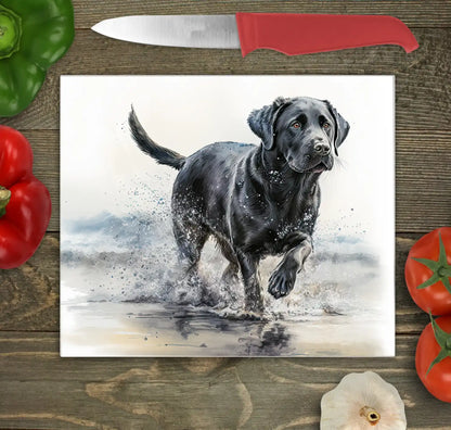 Bwrdd Torri Gwydr Ci Labrador Du yn Rhedeg ar wyneb gwaith cegin