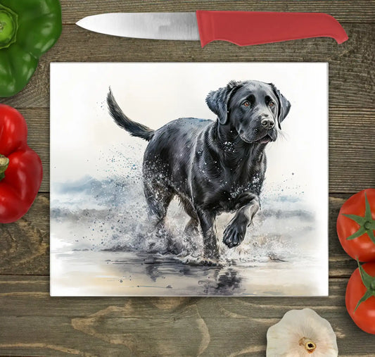 Bwrdd Torri Gwydr Ci Labrador Du yn Rhedeg ar wyneb gwaith cegin