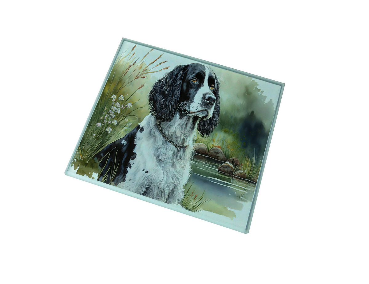 Gwaith celf ar fat diod gwydr yn dangos ci Spaniel du a gwyn wrth ddŵr