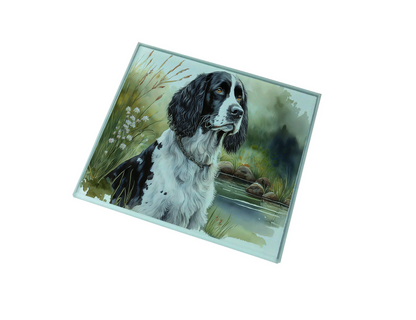 Gwaith celf ar fat diod gwydr yn dangos ci Spaniel du a gwyn wrth ddŵr