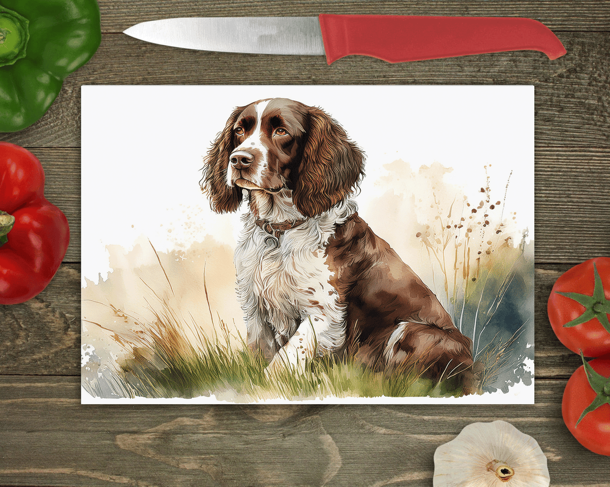 Bwrdd Torri Gwydr Ci Spaniel ar wyneb gwaith cegin