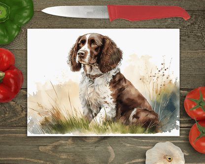 Bwrdd Torri Gwydr Ci Spaniel ar wyneb gwaith cegin