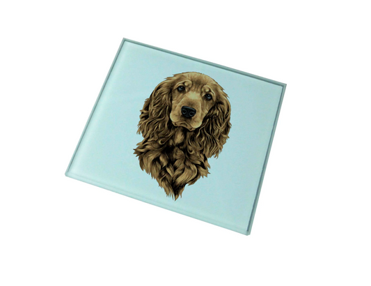 Gwaith celf ar fat diod gwydr yn dangos portread o gi Cocker Spaniel brown