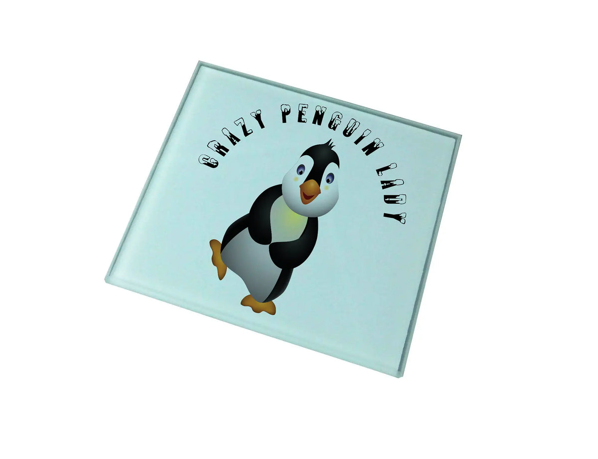 Gwaith celf ar fat diod gwydr yn dangos pengwin gyda'r geiriau Saesneg “Crazy Penguin Lady”