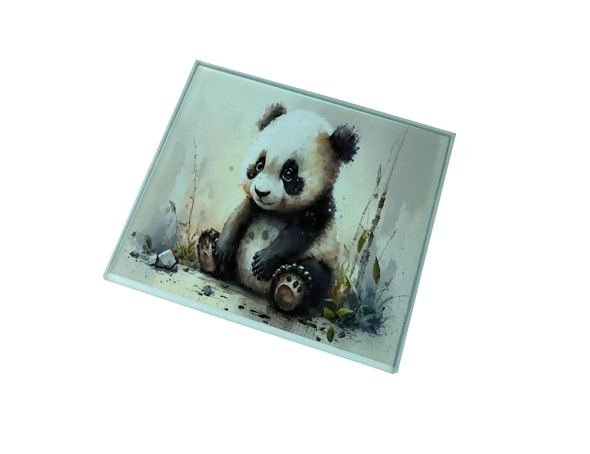 Gwaith celf ar fat diod gwydr yn dangos panda yn eistedd ymhlith bambŵ