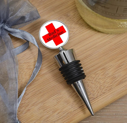 Stopiwr Potel 'Dad’s Medicine' ar gefndir pren