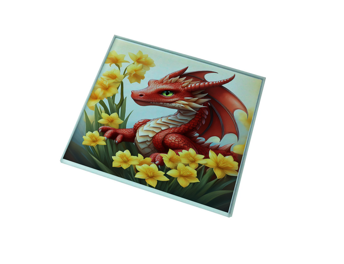 Gwaith celf ar fat diod gwydr yn dangos draig goch ymhlith cennin Pedr