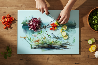 Bwrdd Torri Gwydr Gwas y Neidr ar wyneb gwaith cegin gyda llysiau