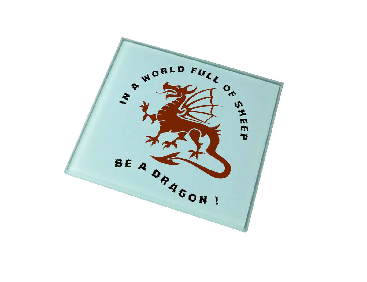 Gwaith celf ar fat diod gwydr yn dangos draig goch gyda'r geiriau Saesneg “In a World Full of Sheep, Be a Dragon!”