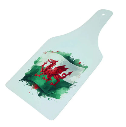Bwrdd Torri Gwydr Siâp Potel – Baner y Ddraig Gymreig, yn dangos y dyluniad printiedig