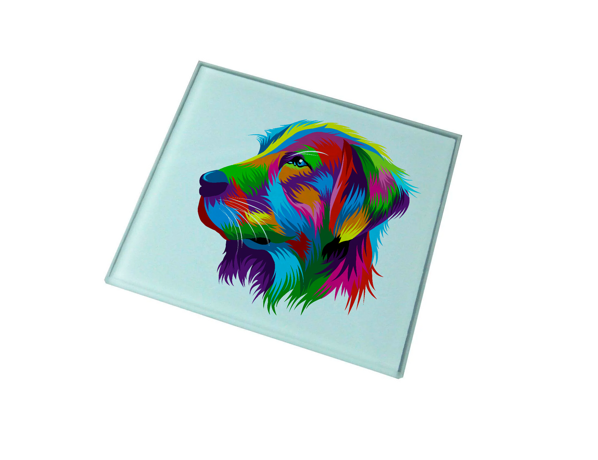 Gwaith celf ar fat diod gwydr yn dangos ci Golden Retriever lliwgar o'r ochr