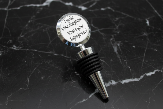 Stopiwr Potel 'I Make Wine Disappear' ar gefndir marmor du