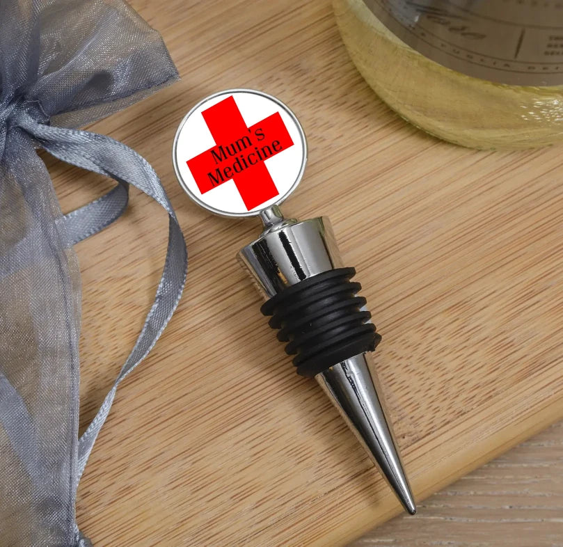 Stopiwr Potel 'Mum’s Medicine' ar gefndir pren