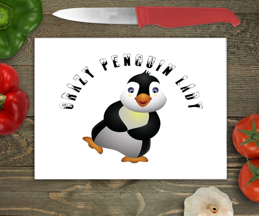 Bwrdd Torri Gwydr Crazy Penguin Lady ar wyneb gwaith cegin