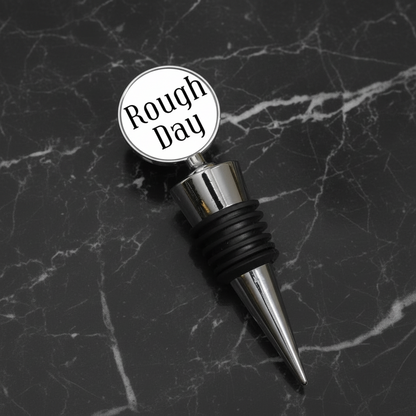 Stopiwr Potel 'Rough Day' ar gefndir marmor du