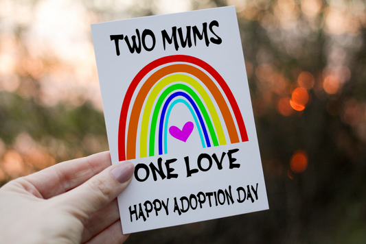 Cerdyn Mabwysiadu LGBTQ – Dau Dad neu Ddwy Fam – enghraifft o'r dyluniad personol