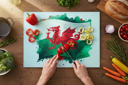 Bwrdd Torri Gwydr Draig Gymreig ar wyneb gwaith cegin gyda llysiau