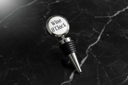 Stopiwr Potel 'Wine O’Clock' ar gefndir marmor du